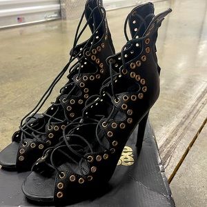 Gold and black Tie 🆙 heels 👠